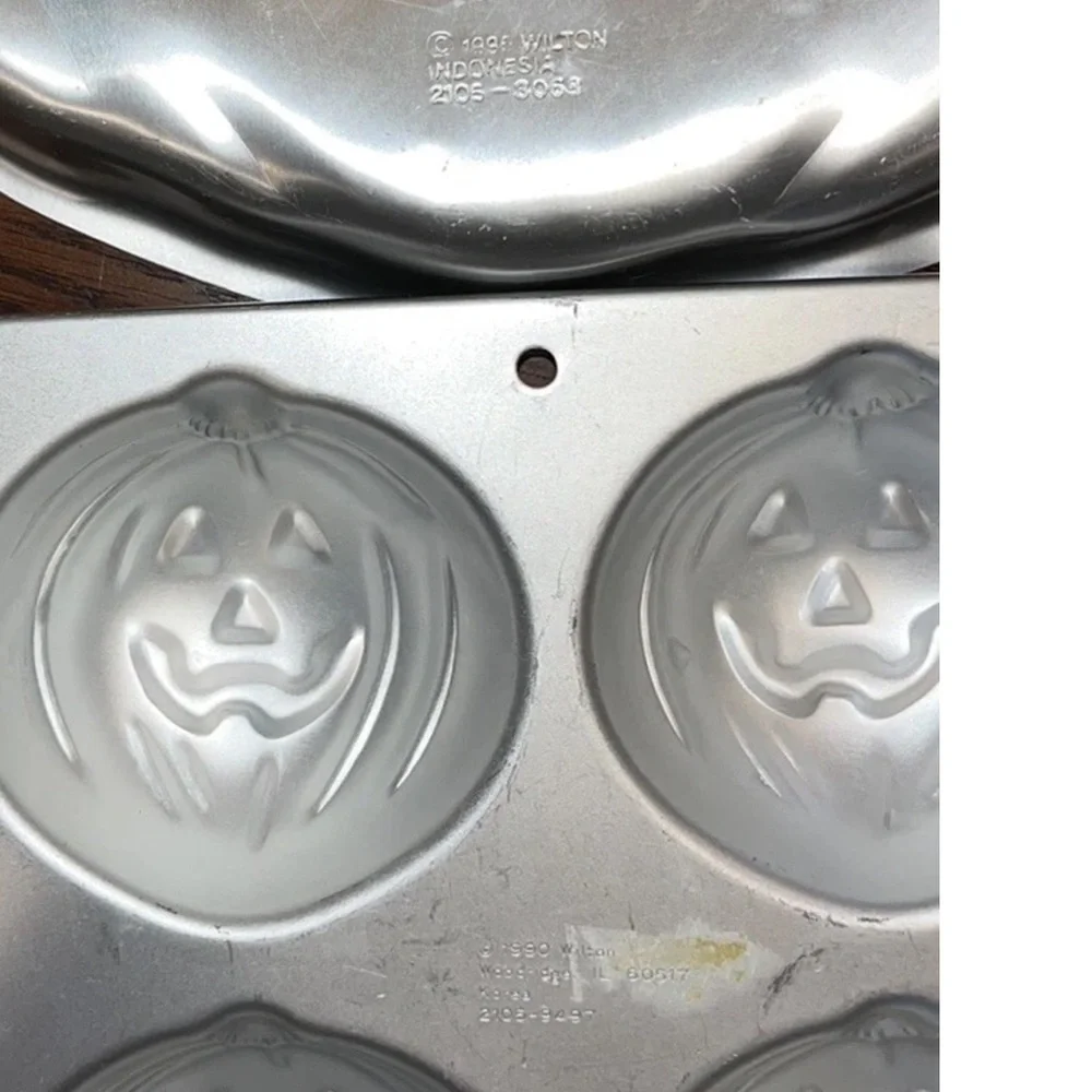 Wilton Pumpkin Cake Pan and Treat Pan set of 2 - Picture 11 of 12